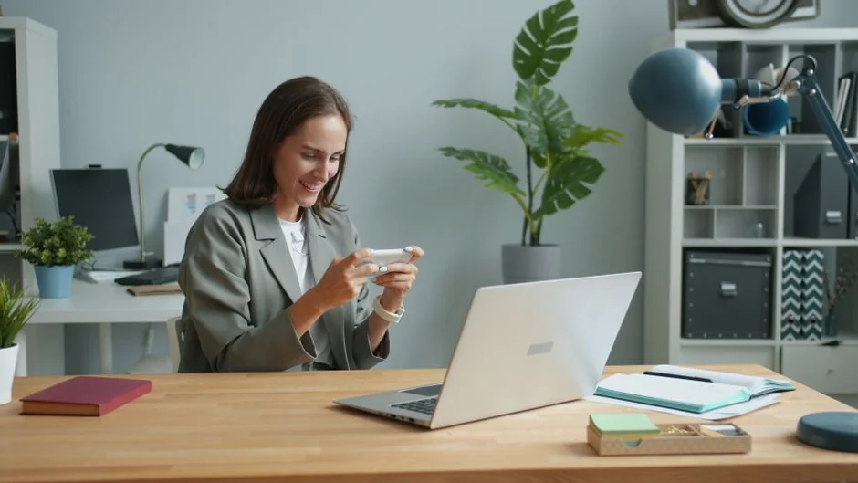 Des surligneurs lumineux sur une note de contenu généré par les utilisateurs posée sur un bureau en bois.